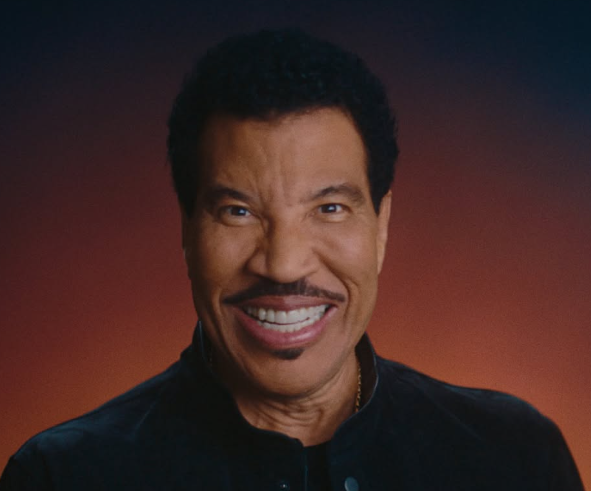 Lionel Richie volta aos palcos após pausa por recomendação médica