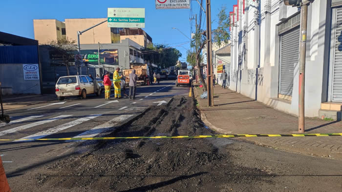 Obras de recapeamento travam o trânsito na Avenida Duque de Caxias em Londrina