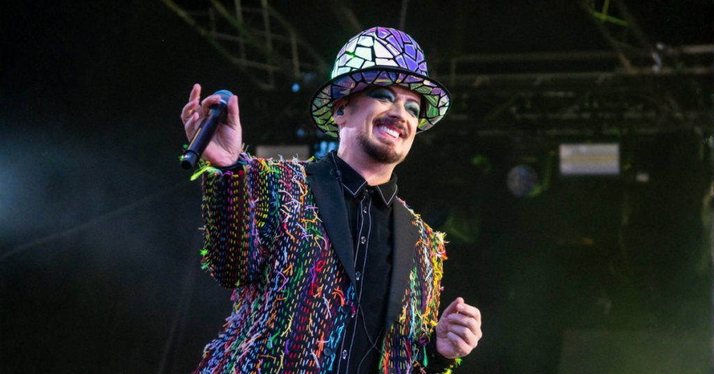 Boy George tem faixa derrubada de plataforma e deixa musical em meio a controvérsias