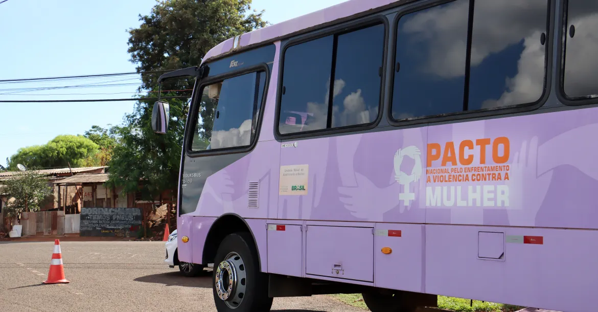 Ônibus Lilás leva serviços gratuitos de apoio à mulher ao Conjunto Aquiles Stenghel