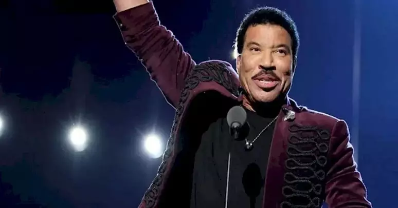 Após encerrar apresentação sentado, Lionel Richie é hospitalizado com suspeita de desidratação