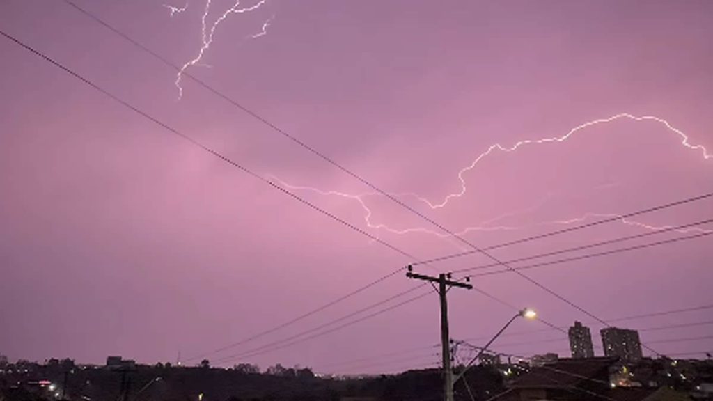 Londrina lidera ranking de raios no PR durante tempestade com mais de 400 descargas