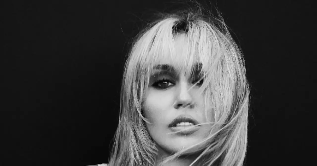Miley Cyrus adota nome único e anuncia "Bass Persuades", seu novo álbum de estúdio