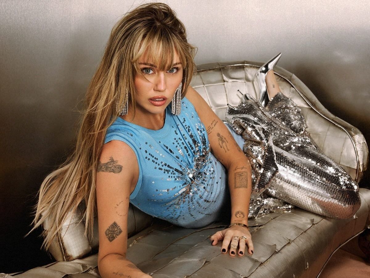 Miley volta ao topo da Billboard 200 após 13 anos com o álbum ‘Bass Persuades’