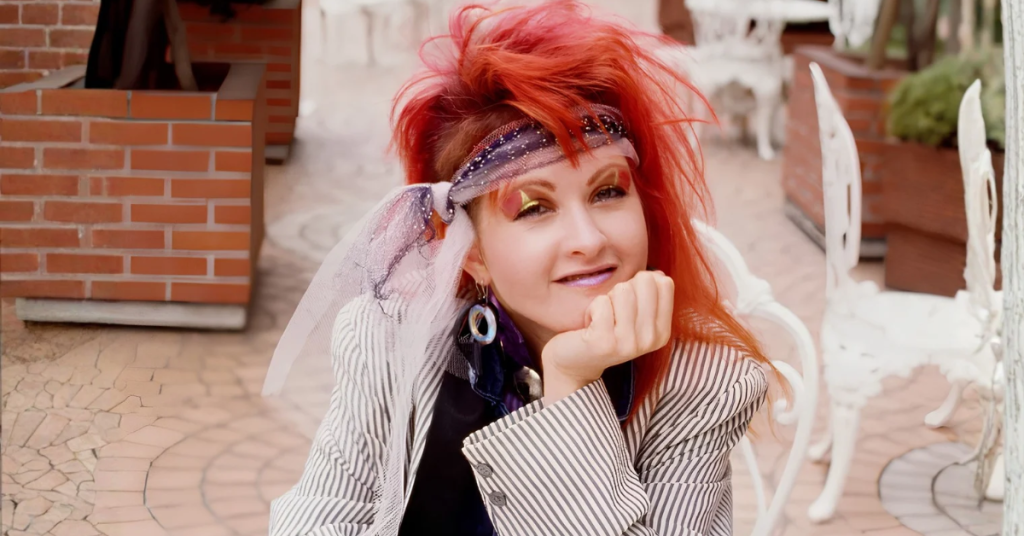 Cyndi Lauper coloca peças icônicas e figurinos históricos de 50 anos de carreira em leilão