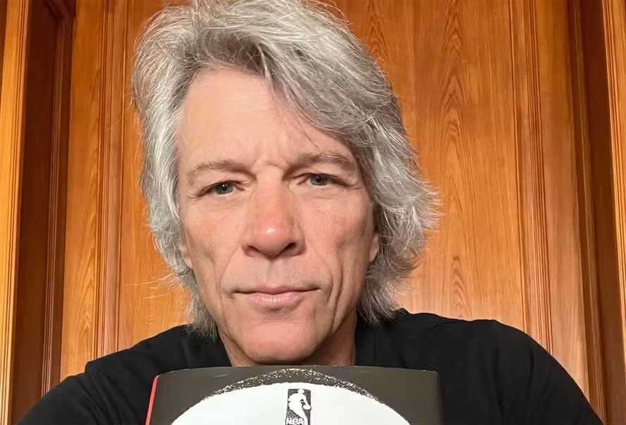 Jon Bon Jovi relembra drama com a voz e diz que não conseguia cantar nem 'Parabéns pra Você'