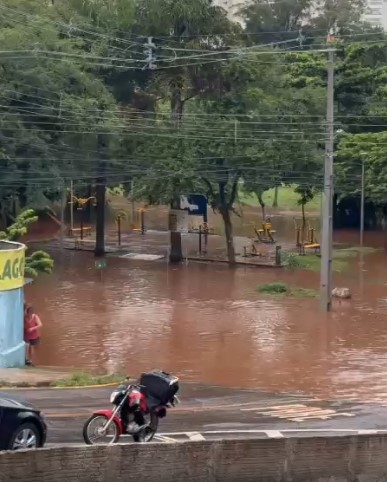 
			Chuva provoca alagamentos em vários bairros de Londrina; veja fotos
		