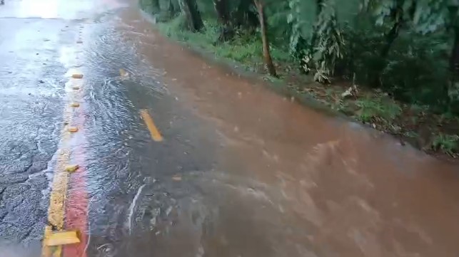 
			Chuva provoca alagamentos em vários bairros de Londrina; veja fotos
		