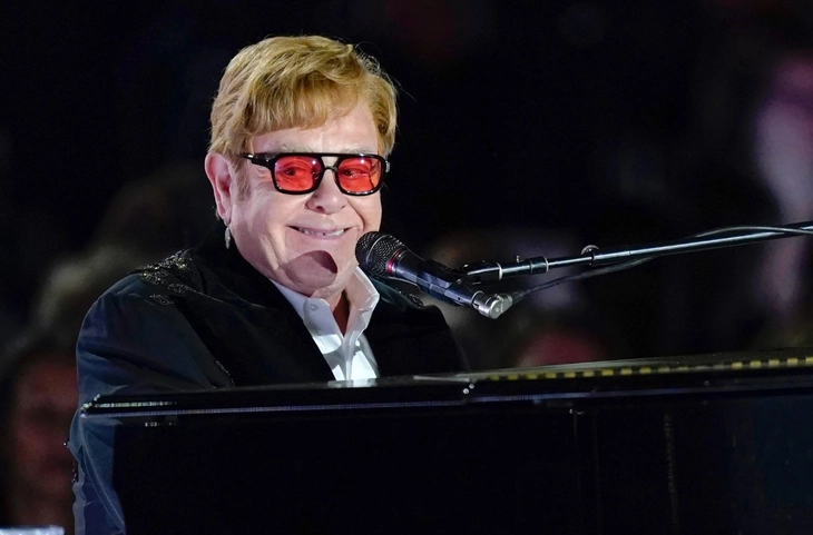 Elton John comemora 35 anos de sobriedade com incentivo dos filhos