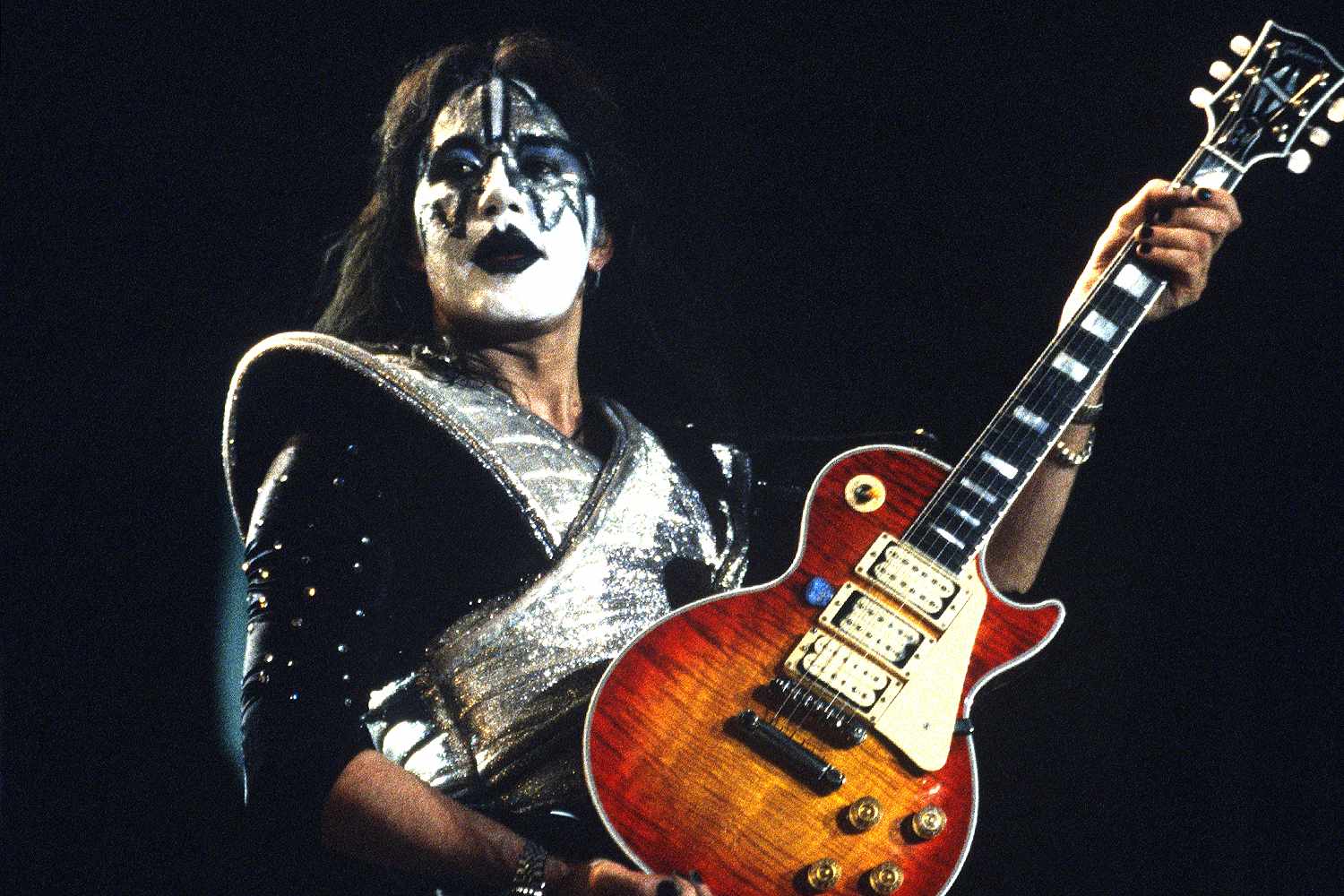 Morre Ace Frehley, guitarrista original do Kiss