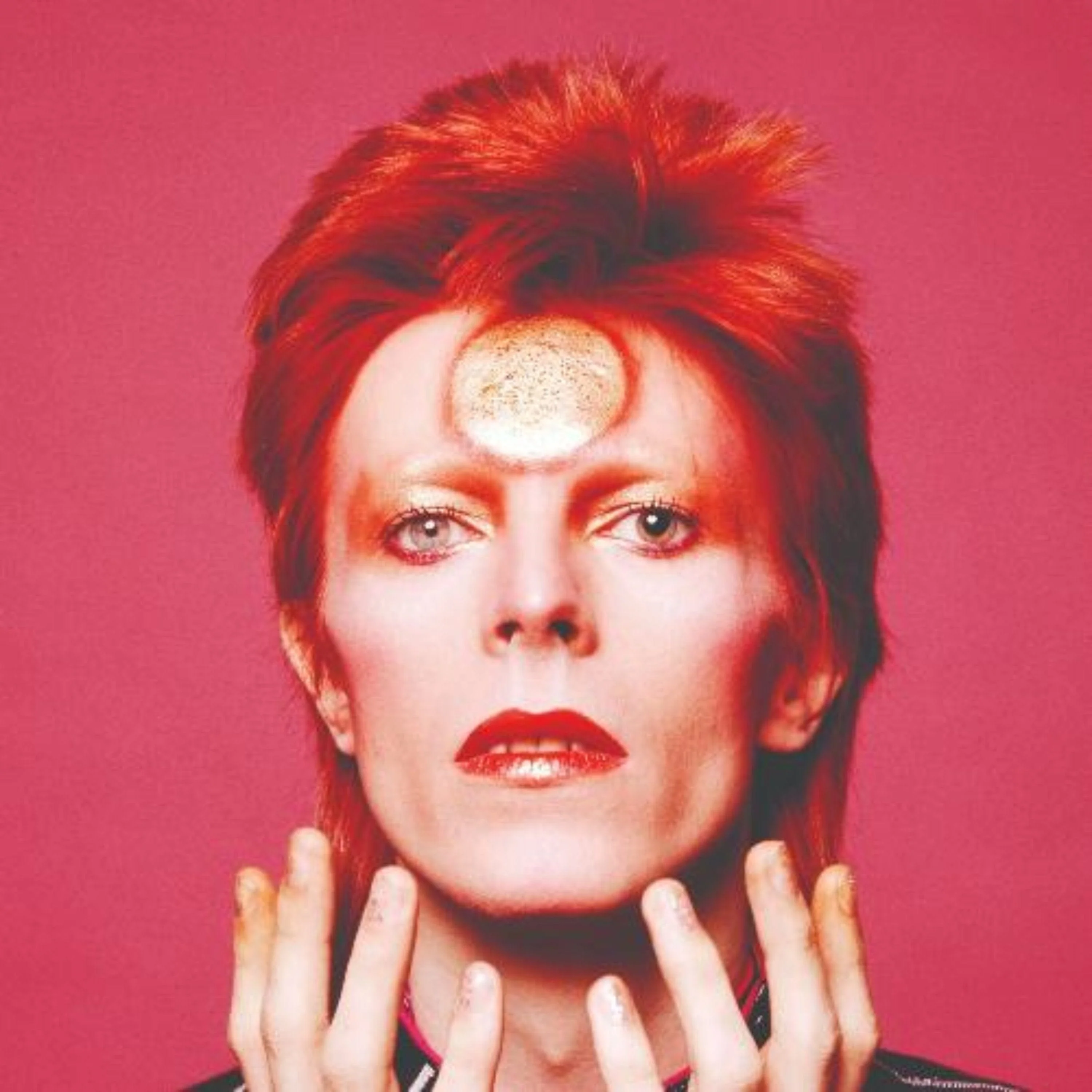 O conselho de John Lennon que David Bowie seguiu após bancar o metido e ignorar