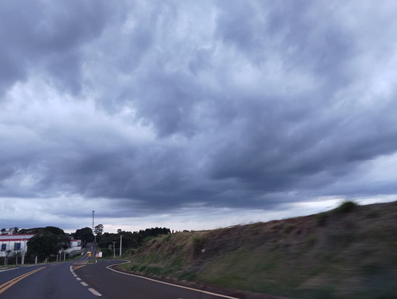 Frente fria avança sobre o PR e traz temporais para todas as regiões até quarta