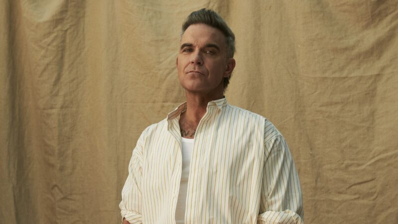 Robbie Williams anuncia show no Brasil após hiato de 20 anos