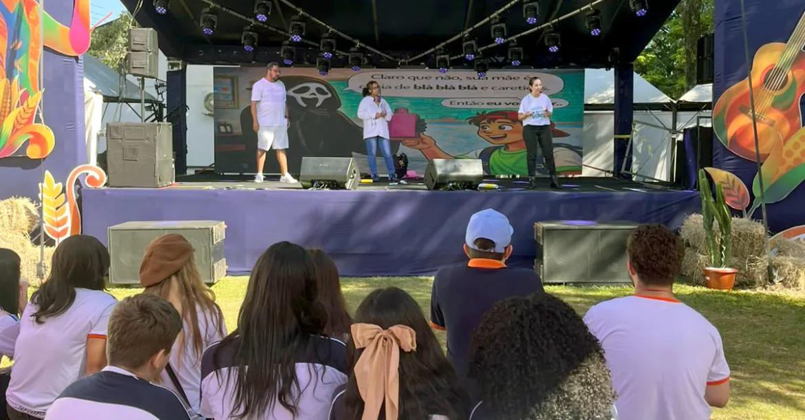 eMulti Saúde conscientiza crianças e adolescentes na ExpoLondrina com teatro sobre tabagismo
