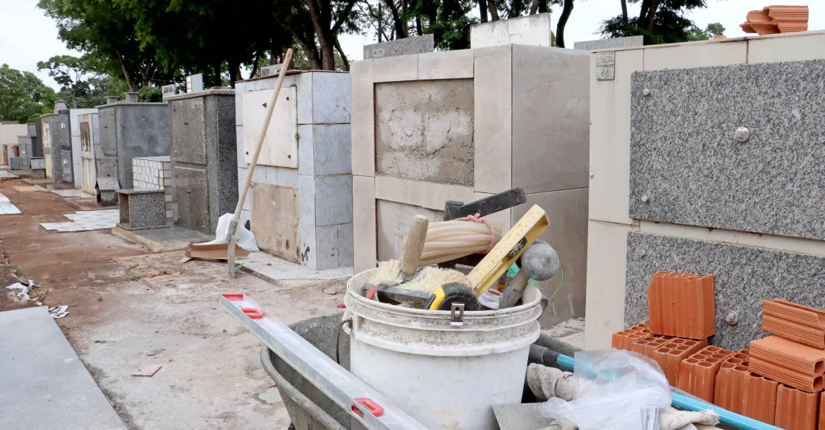 Prefeitura faz serviços de manutenção em cemitérios municipais para o Dia das Mães