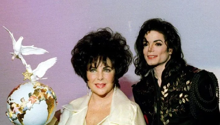 Quando Elizabeth Taylor "coroou" Michael Jackson como rei do pop