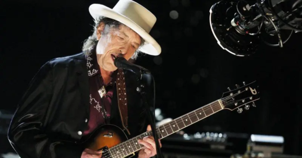 Bob Dylan surpreende ao tocar clássico pela primeira vez em 14 anos