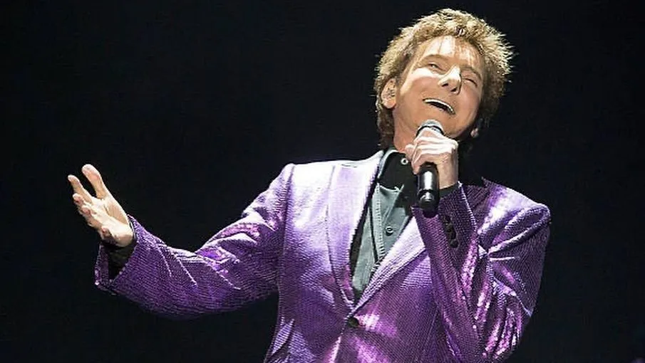 Barry Manilow completa 83 anos