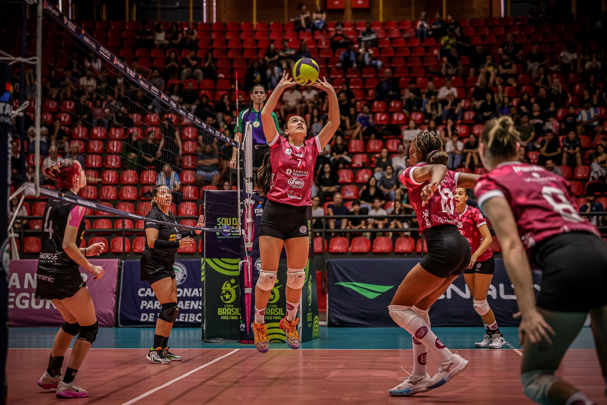 Londrina estreia duas equipes com resultados distintos na abertura do Paranaense de Vôlei Feminino
