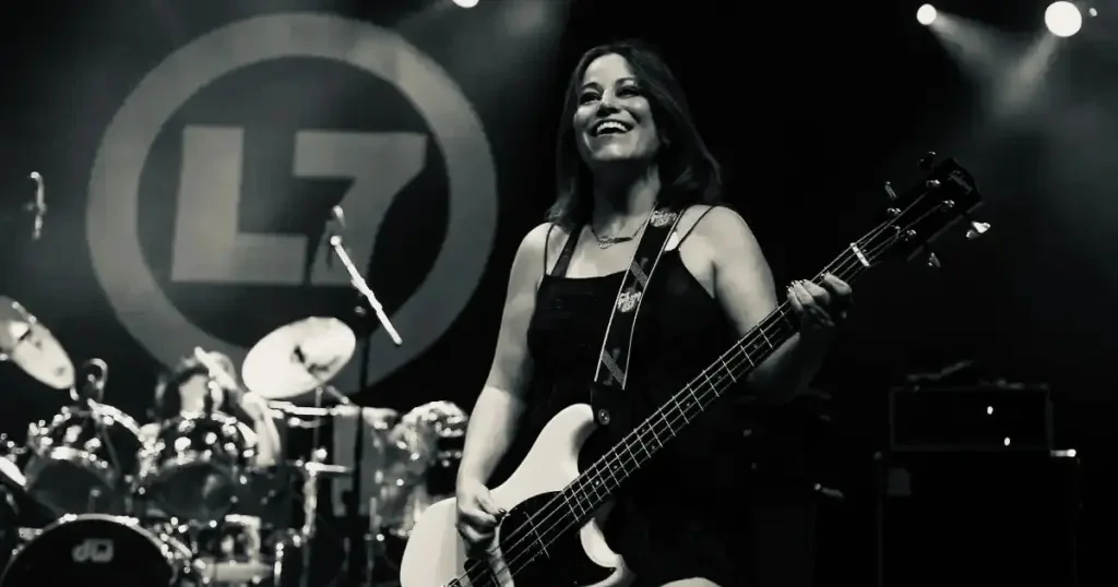 Morre Jennifer Finch, baixista e fundadora da identidade sonora do L7, aos 59 anos