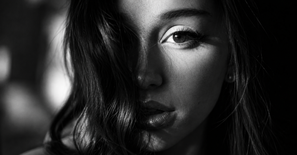 Sucesso comercial de novo single consolida Ariana Grande no Top 10 da Billboard