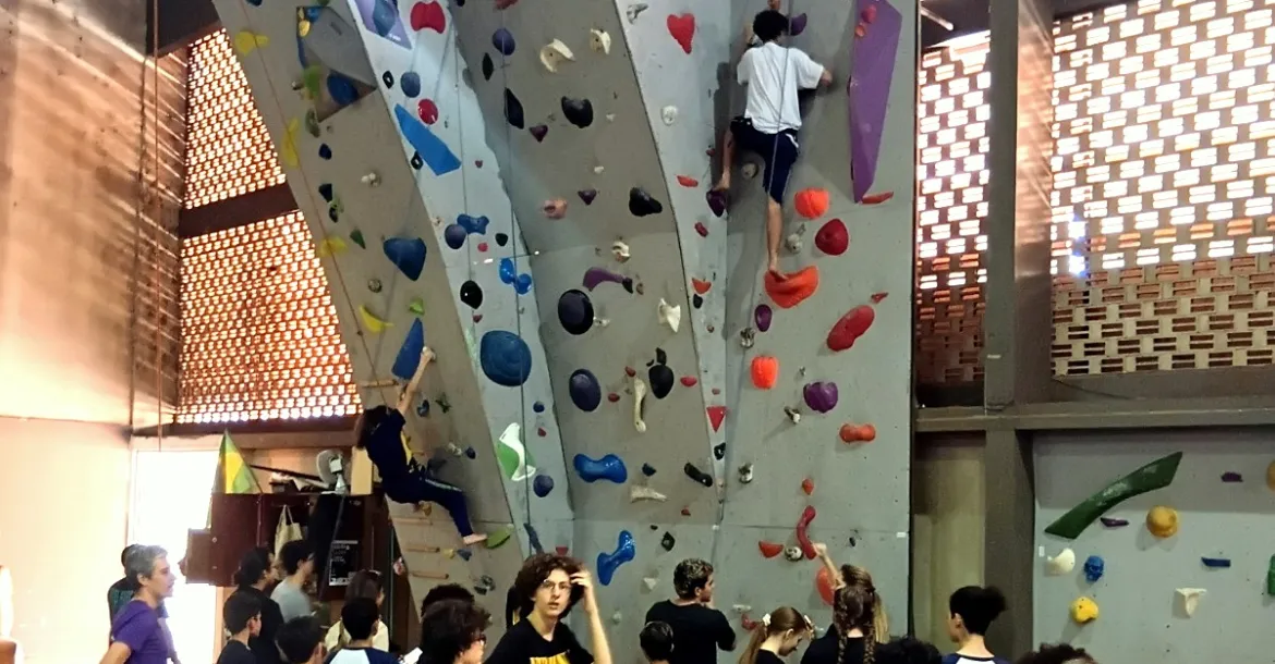 Projeto da UEL oferece aulas gratuitas de escalada indoor para a comunidade