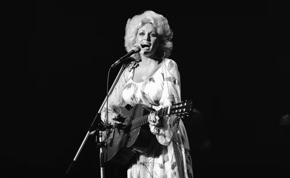 Cantora e compositora Dolly Parton morre após batalha contra o câncer