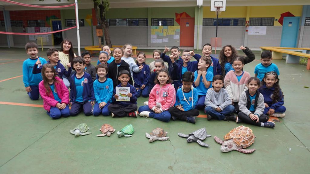 Crianças de Londrina pesquisam vida marinha e publicam livro em projeto escolar