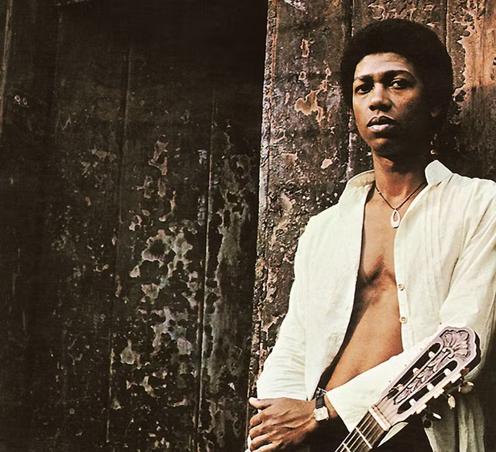 Djavan relança álbum de estreia com faixas inéditas para celebrar 50 anos de carreira