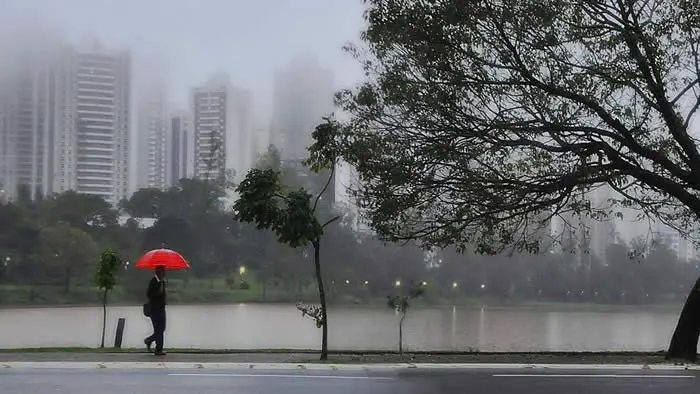 Londrina enfrenta sequência de dias chuvosos e variação de temperatura até domingo; veja a previsão
