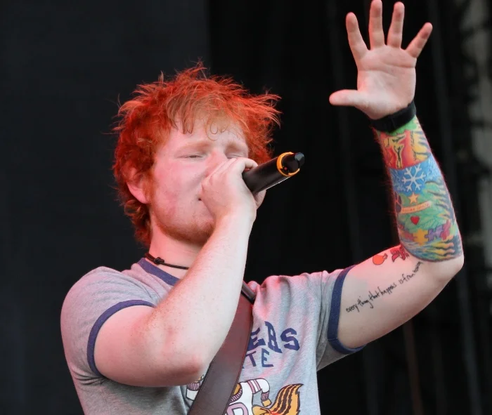 Músicos abandonam turnê de Ed Sheeran em protesto após demissão de Macklemore