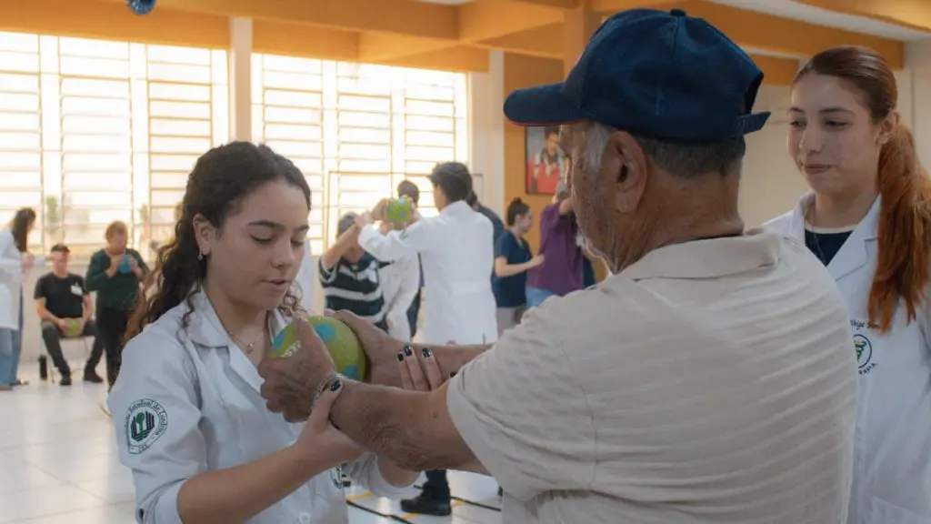 Projeto da UEL oferece atendimento gratuito e interdisciplinar a pessoas com Parkinson