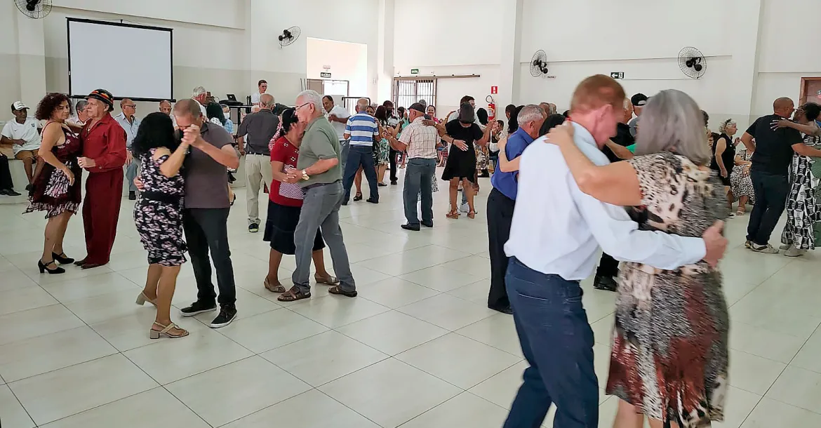 "Bailando Anos 60" movimenta CCI Norte com show ao vivo e decoração temática