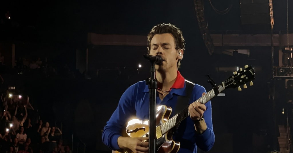 Harry Styles emociona público ao apresentar música inédita em homenagem a Liam Payne
