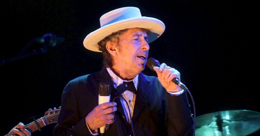 Bob Dylan surpreende o público com show no farm aid