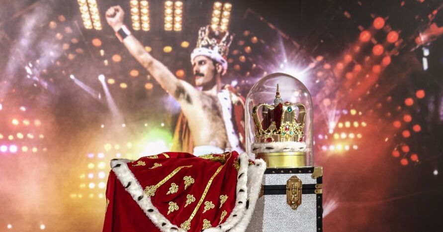 Brasileiro adquire itens de Freddie Mercury em leilão