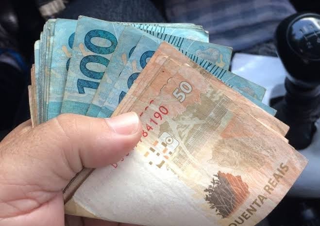 Juros médios dos bancos seguem em queda para 43,5% ao ano