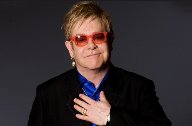 Elton John anuncia seu novo álbum durante o Rock and Roll Hall of Fame