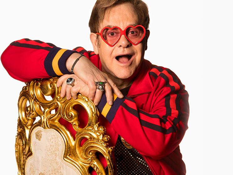 Em clima de festa Elton John lança EP de Natal