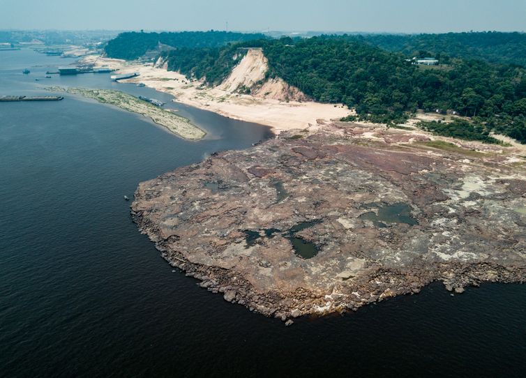 Gravuras de sítio arqueológico são vistas durante seca em Manaus