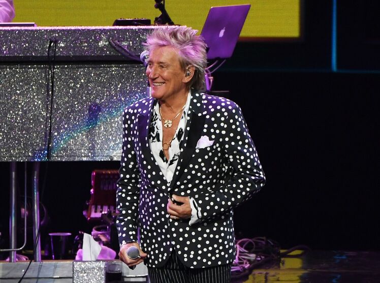 Rod Stewart lança single :“Almost Like Being In Love”