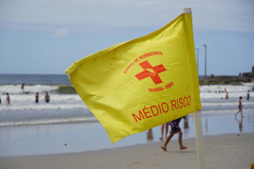 Bandeiras na orla da praia ajudam a orientar banhistas