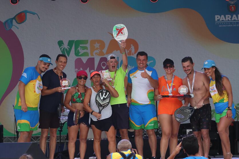 Campeonato de beach tennis atrai veranistas na Arena de Caiobá