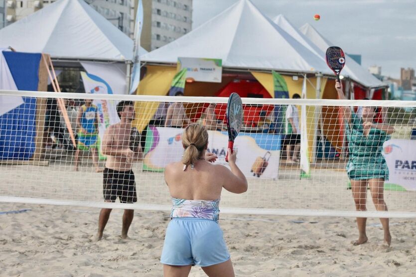 Campeonato de beach tennis atrai veranistas na Arena de Caiobá