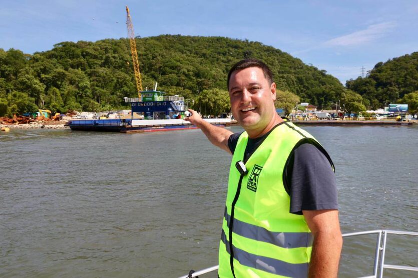 Obra da Ponte de Guaratuba-Matinhos recebe balsa de apoio marítimo