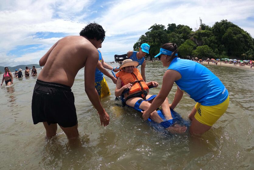 Praia Acessível permite a pessoas com deficiência tomarem banho de mar