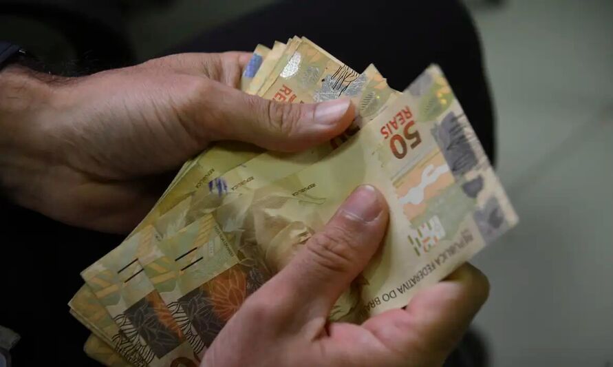 Salário mínimo de R$ 1.412 começa a ser pago nesta quinta-feira (1º)