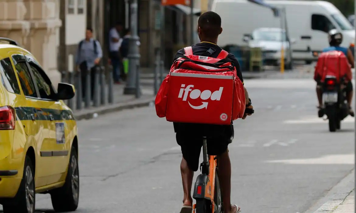 “Clientes nos confundem com garçons”, reclama entregador de aplicativo