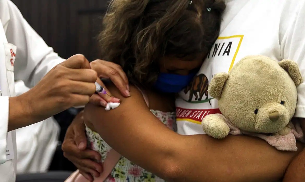 Cobertura vacinal completa contra covid em crianças não chega a 12%