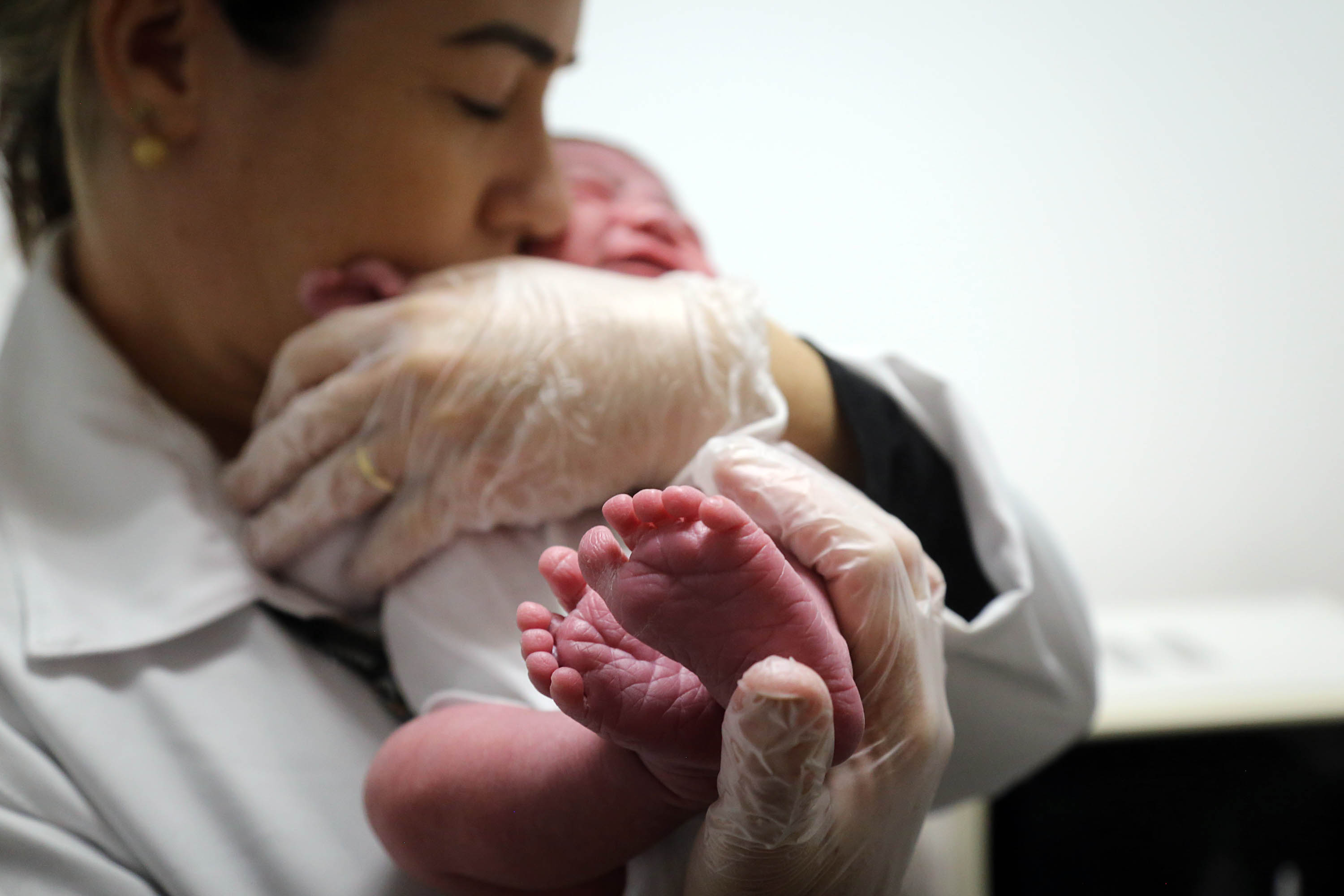 Dados do IBGE apontam nascimentos em queda e casamentos em alta no PR